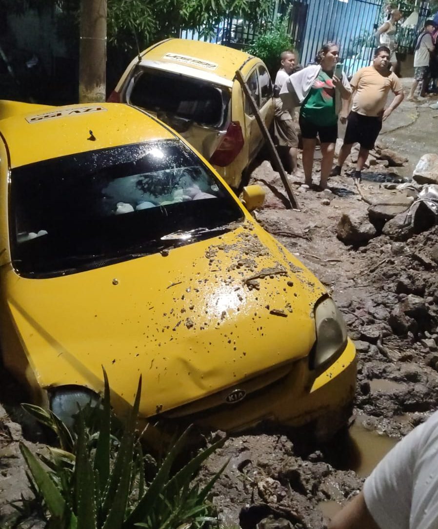 imagen de vehículo tipo taxis en lodo