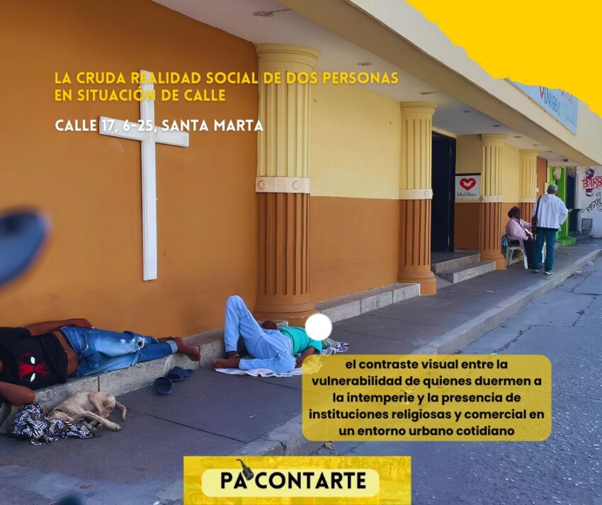 Personas en situación de calle: En la parte inferior izquierda, recostadas sobre el andén y el borde de la fachada, se observan dos personas durmiendo a la intemperie